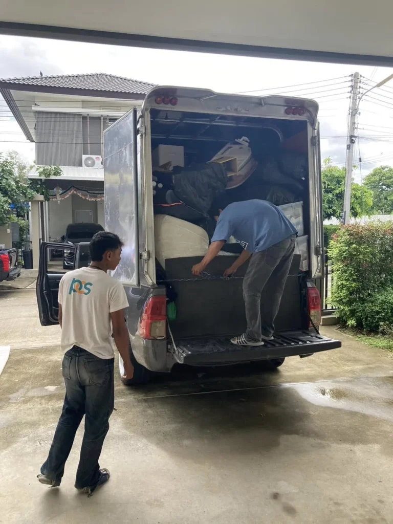 ทีมงานต้นรักขนส่งขนของขึ้นรถกระบะรับจ้างติดหลังคาสูง
